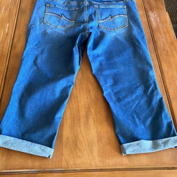 Royalty Distressed Capri Jeans Size: 12 - Picture 9 of 13